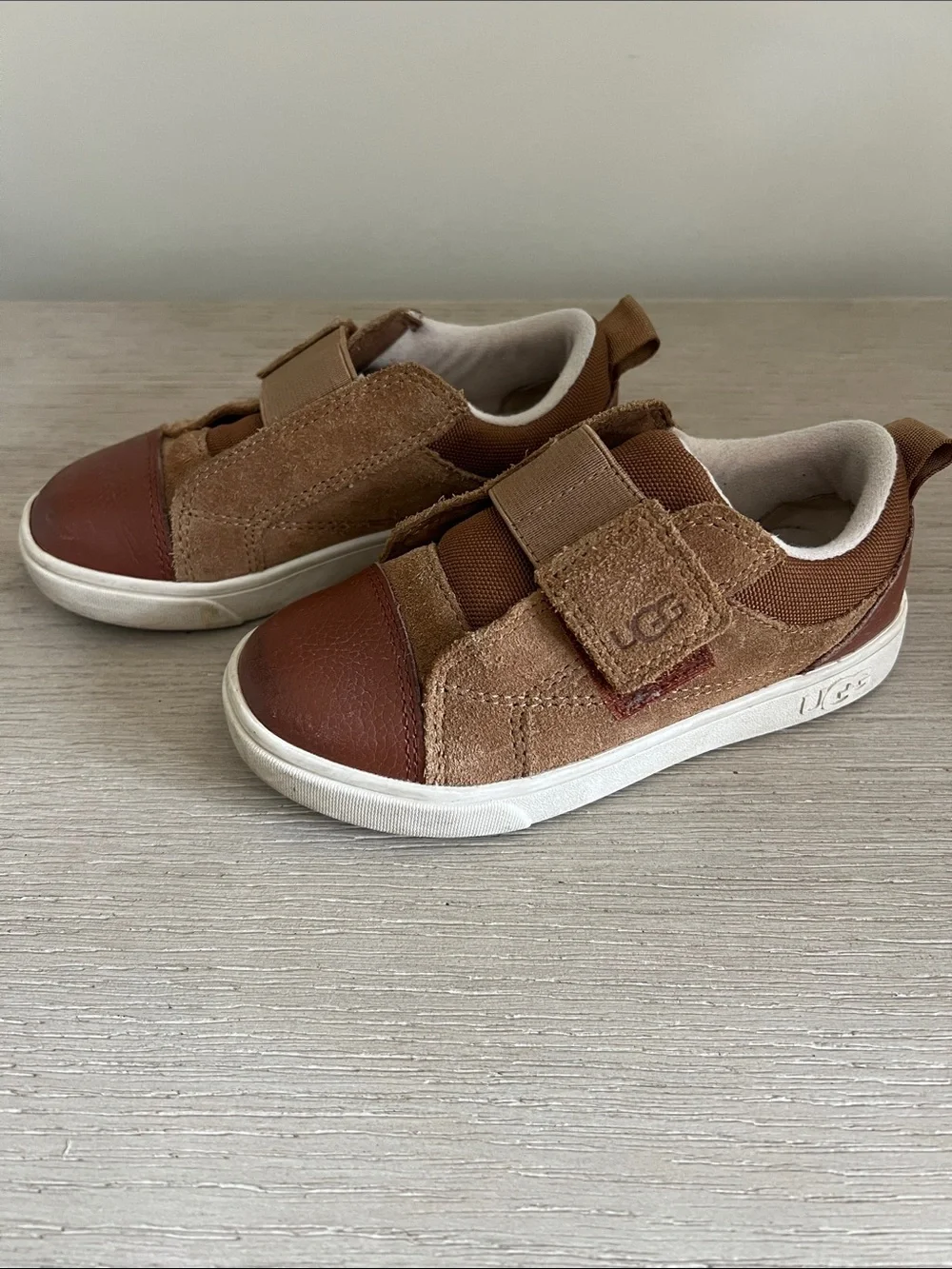 Ugg child Rennon low sneakers chestnut size 10
